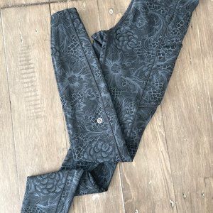 Lululemon 3/4 length leggings size 4